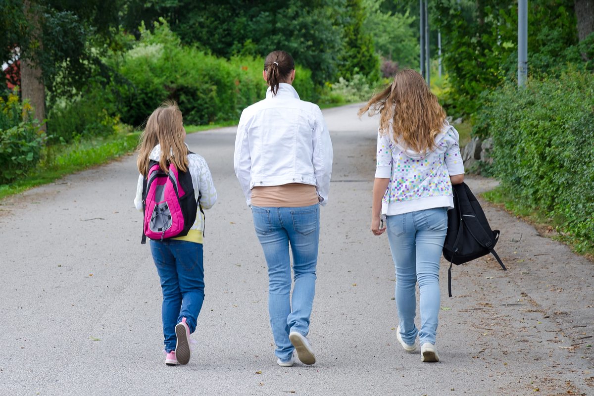 School girls mother. Юные ножки по дороге домой из школы. Walk at Home картинки. Mother wait School. Walk girl with mother.