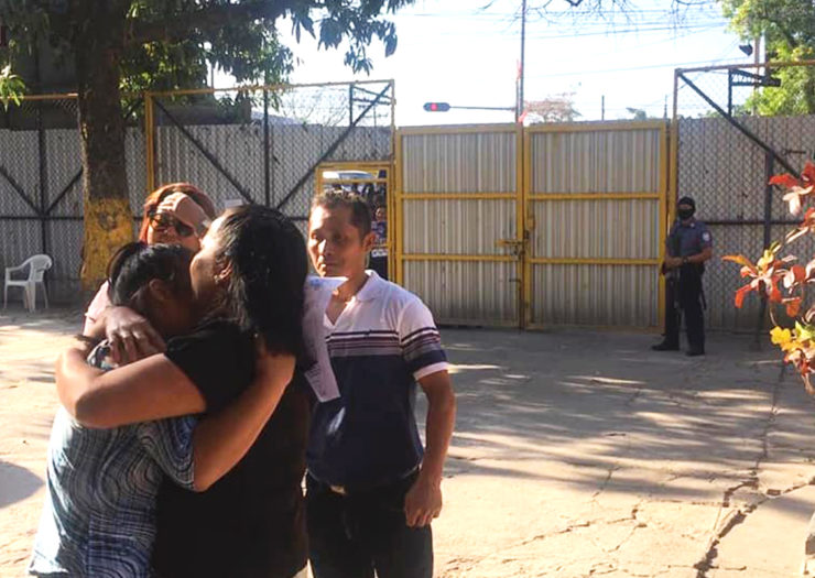 [Photo: Evelyn Hernández Cruz's family members hug her as she is released from prison.]