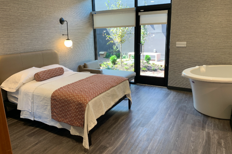[PHOTO: Bed and tub in a birthing suite]