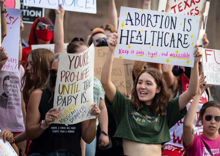 Photo of young people at a rally supporting abortion rights
