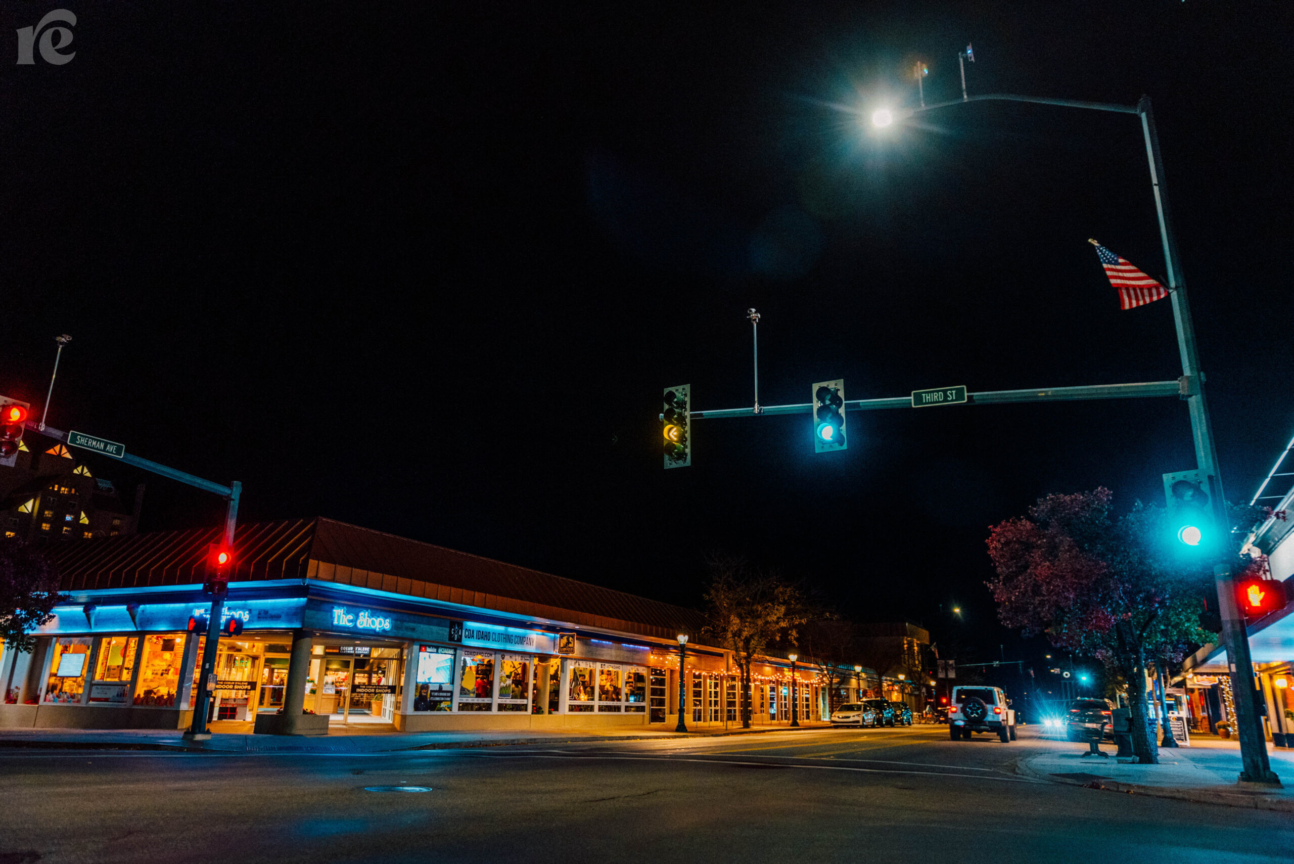 An intersection in Coeur D'Alene at night.